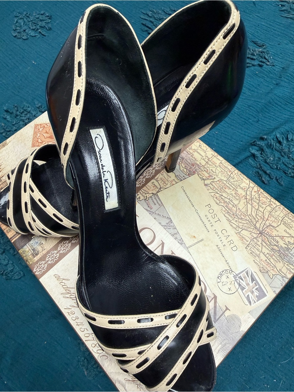 Oscar de la Renta Black and Gold D'Orsay Patent Leather Heels - Picture 2 of 3
